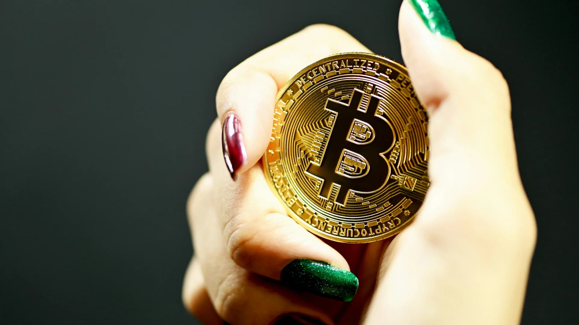 AfterDark-ETF startet, während Bitcoin nach Iran-Waffenruhe steigt