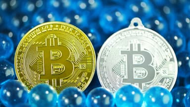 Bitcoin hält sich über $75.000 – Spot-ETF-Zuflüsse nahe $1 Milliarde
