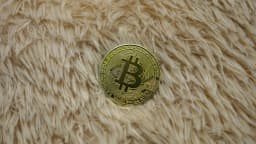 Bitcoin-DXY-Korrelation 2026 erreicht -0,90 bei steigenden BlackRock-IBIT-Zuflüssen