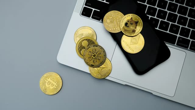 XRP pendelt nahe $1,44 – Symmetrisches Dreieck vor Ausbruch