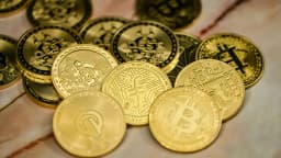 HYPE-Token steigt um 80%, während Hyperliquid-Gebühren und Kapital sinken