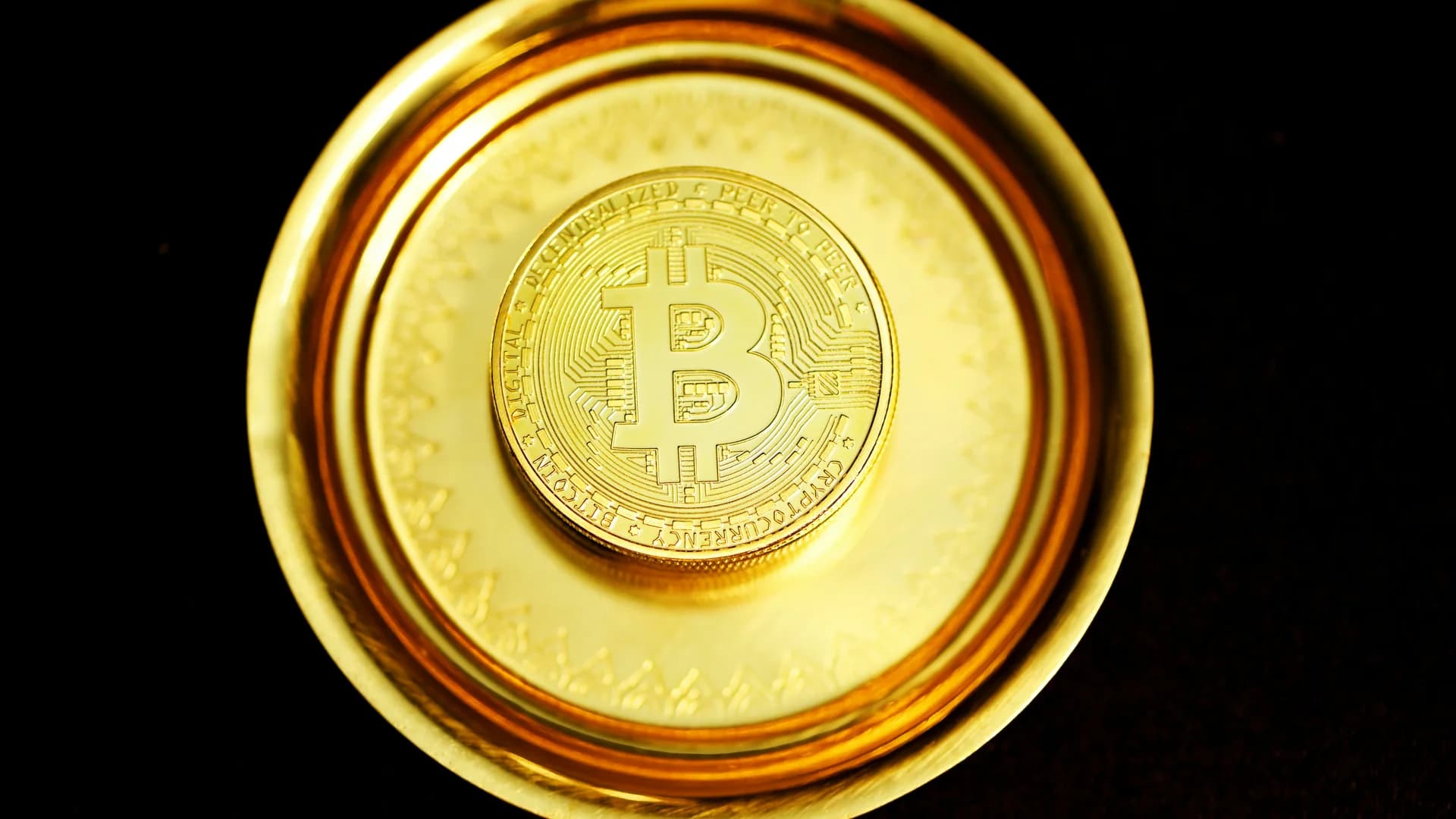 Bitcoin rutscht unter $69.500 – Tankerangriffe treiben Ölpreis über $100