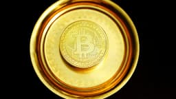 Bitcoin rutscht unter $69.500 – Tankerangriffe treiben Ölpreis über $100