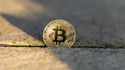 Krypto-Code-Commits sinken um 75 % – Entwickler wechseln zu KI